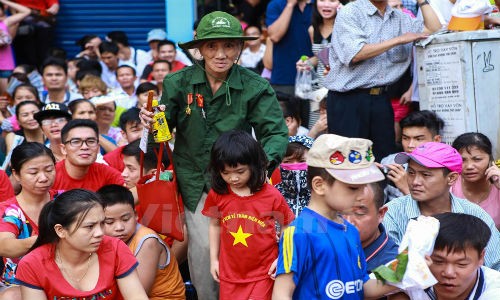 Cụ Hoàng Thị Thìn (76 tuổi), một cựu quân nhân bị chiến tranh ác liệt làm cho mất đi toàn bộ ký ức của một thời máu lửa. Để tìm lại ký ức hào hùng ngày lại, cựu nữ quân nhân cũng hòa nhập cùng đoàn người  xem diễu binh mừng 70 năm Quốc khánh 2/9.